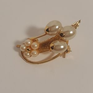 Vintage Faux Pearl Goldtone Leaf Brooch Pin